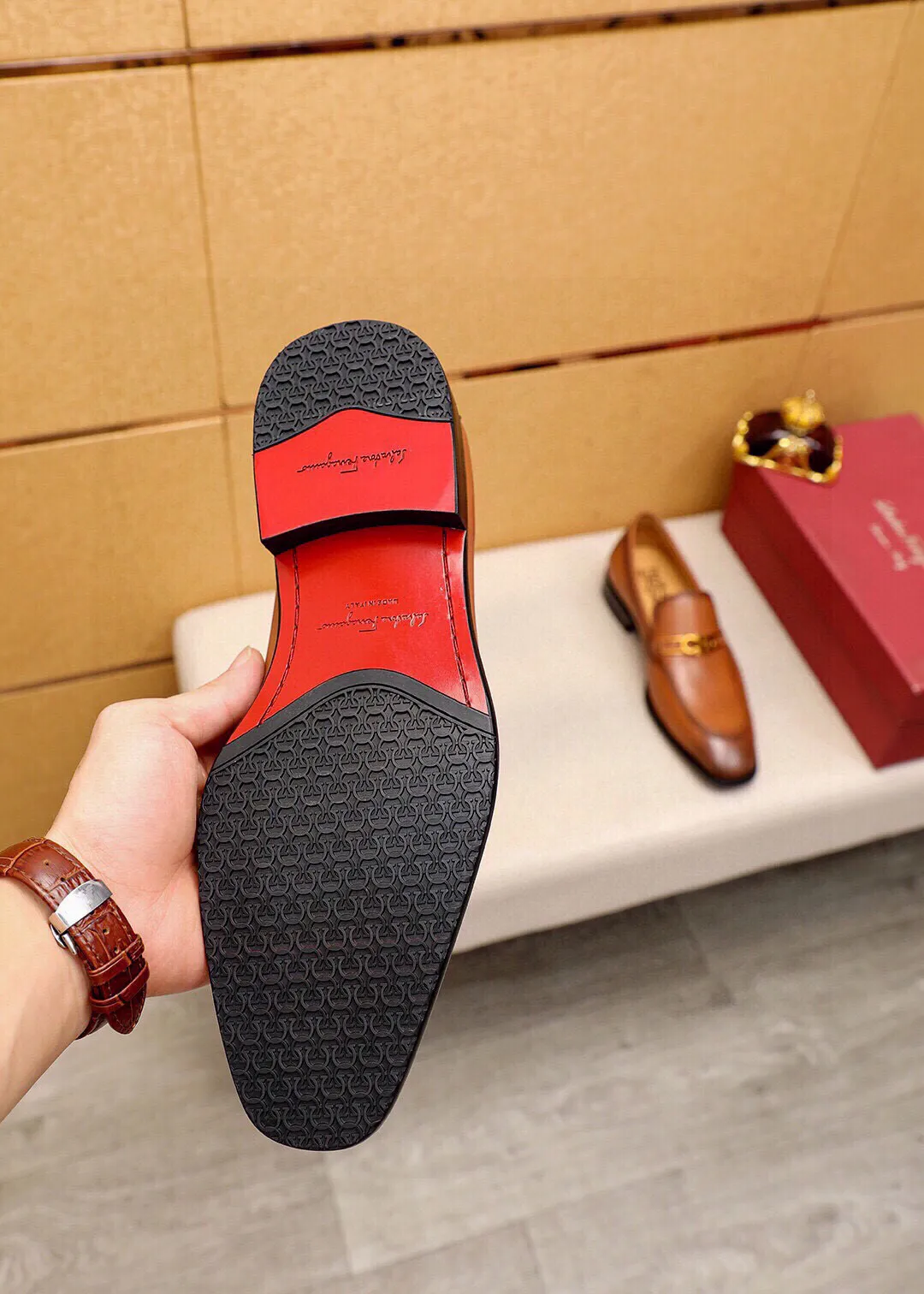 Men's shoes 💰460 💐 Product trademark: Ferragamo "Ferragamo" casual leather shoes Regular size: 38-44 (45🉑️customized) Product materials: Selected imported first-layer calfskin upper + luxury hardware buckle, imported water-dyed cow leather lining. Strong three-dimensional visual effect, original outsole color: 2 colors available